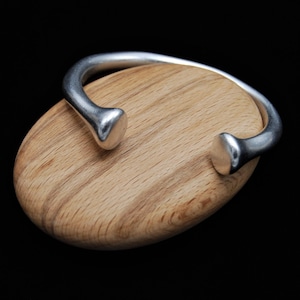 Brazalete de torsión chapado en plata: brazalete ajustable apilable