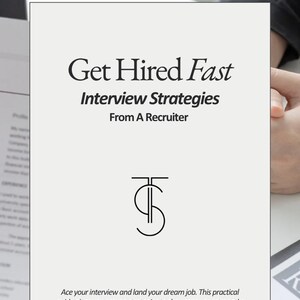Op de afbeelding: Een boekomslag met de titel "Get Hired Fast" in een vet, elegant lettertype. Daaronder staat "Interview Strategies From A Recruiter". Een gestileerd logo is gecentreerd. De onderkant van de omslag bevat tekst over interviewstrategieën.