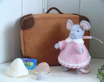 Travel Mouse - Girl - PDF felt pattern - instant download