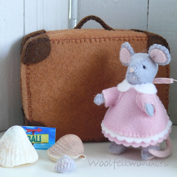 Travel Mouse - Girl - PDF felt pattern - instant download