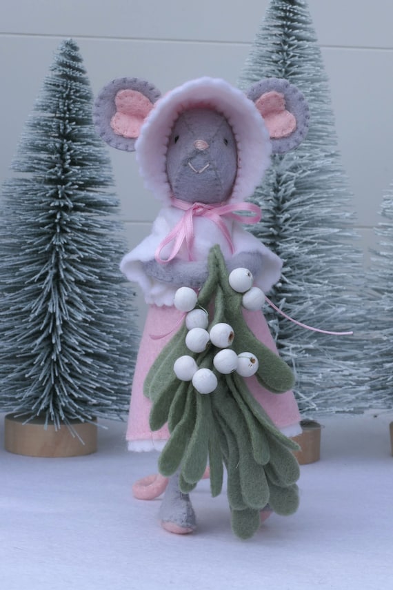 Mistletoe Mouse with Mistletoe wreath pattern - PDF  - hand sewing - DIY felt craft