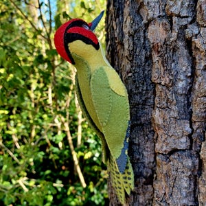 Puede incluir: Un juego de tres tazas de cerámica con un acabado mate moteado. Las tazas son en tonos crema, marrón claro y marrón oscuro. Cada taza tiene un diseño simple y minimalista y un asa redondeada.