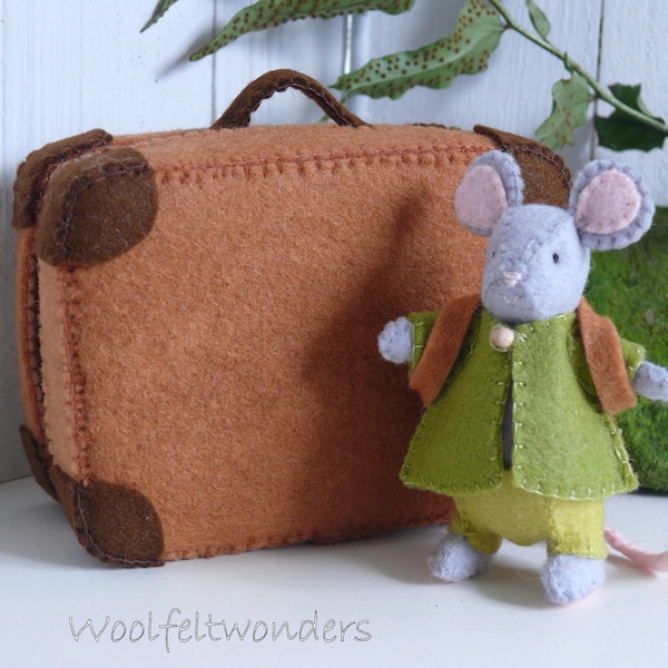 ウールフェルトで作るマウスとスーツケースの縫製パターン – Waldorf Toy (PDFダウンロード)