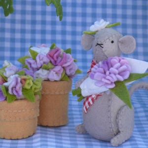 Felt Flower Mouse Sewing Pattern – Muriël, Mice Street (PDF Pattern)