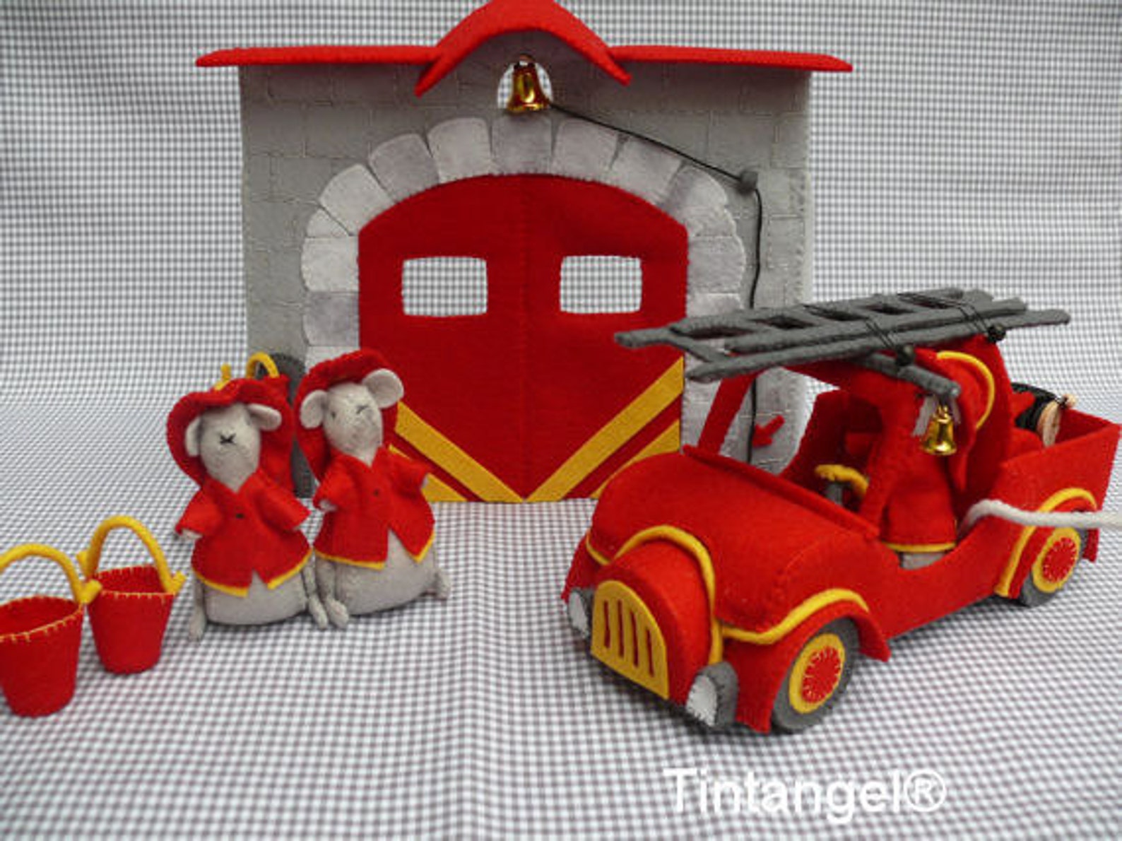 Пожарная машина из фетра. Пожарная машина игрушка из фетра. Игрушка из фетра пожарный. Пожарная машина поделка.