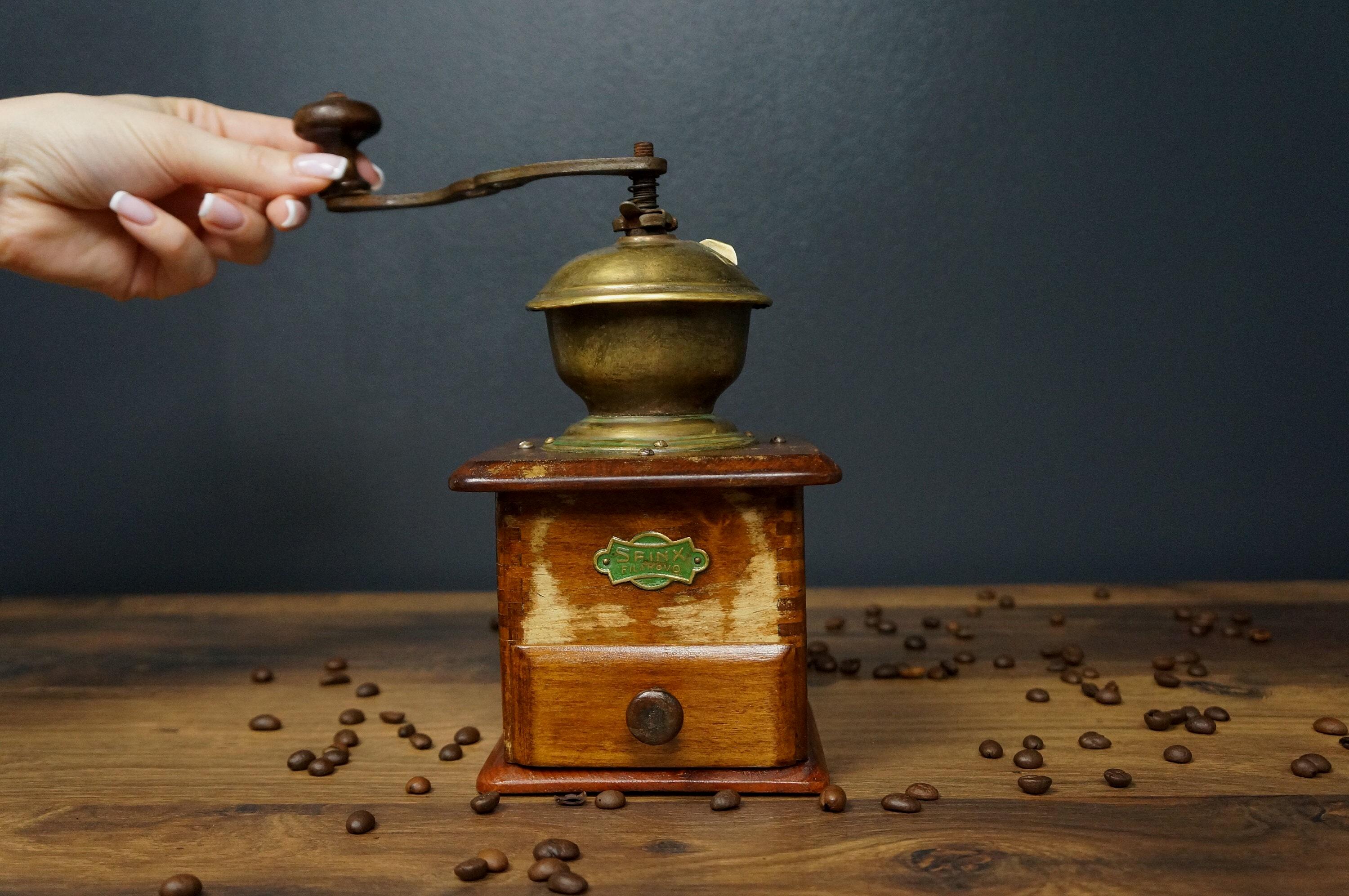 ヴィンテージコーヒーグラインダー：1950年代のキッチンインテリア 