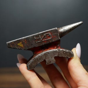 Miniaturowe metalowe kowadło: zabytkowe narzędzie jubilerskie, wyprodukowane w ZSRR