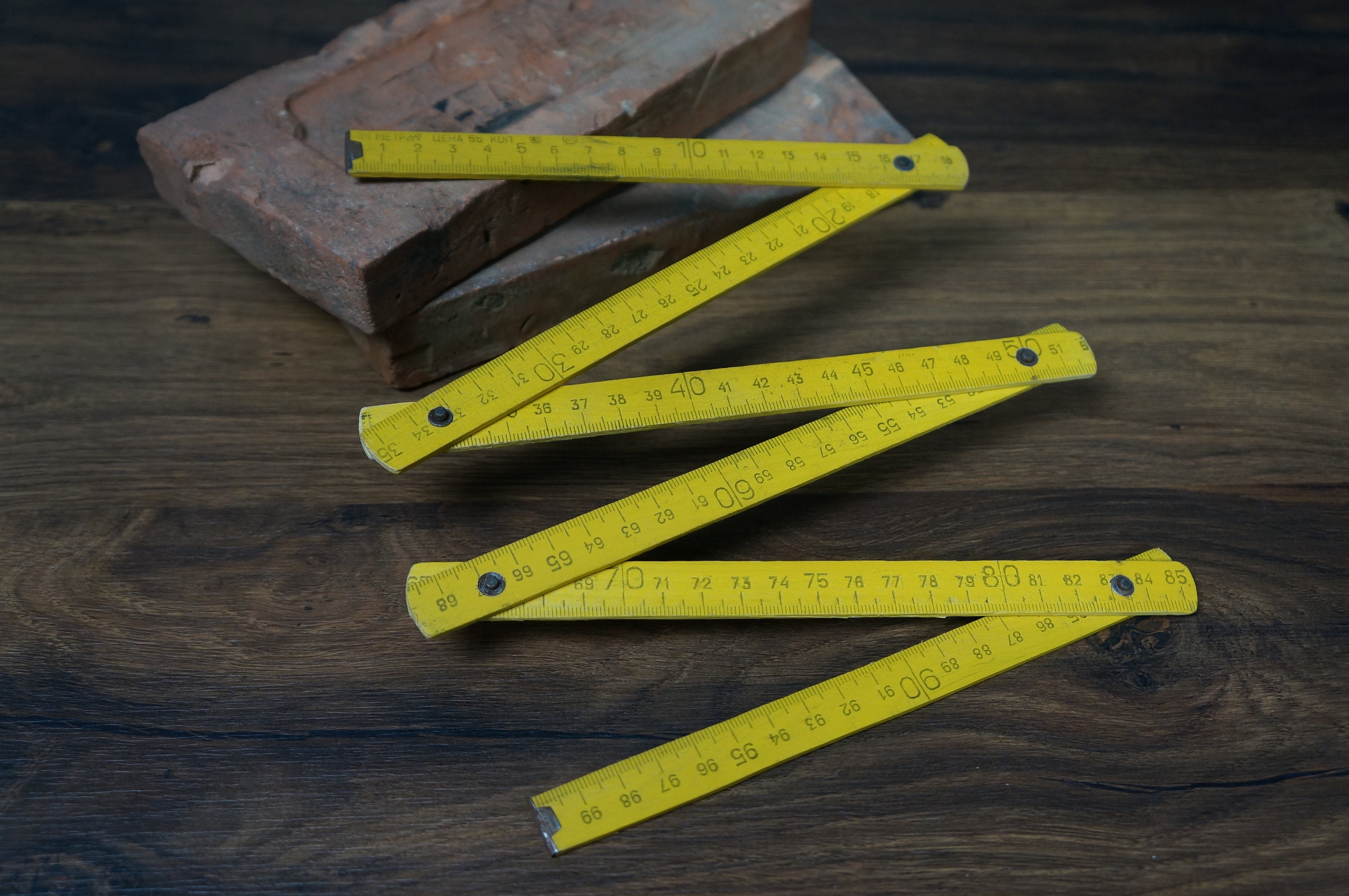 Foldable outlet measuring stick