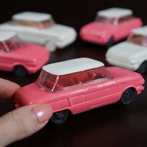 車、子供用車、おもちゃ、おもちゃの車、古い車、古いおもちゃ、ビンテージおもちゃ、ソ連のおもちゃ、プラスチックのおもちゃ、ザポロージェツ、コレクションカー、子供用装飾