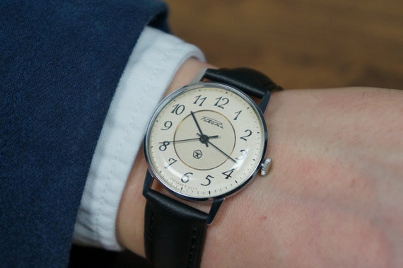 Montre Mécanique Manuelle Raketa Vintage URSS Années 80 - Boîtier 34mm Acier, Bracelet Cuir - 17 Rubis, Antimagnétique