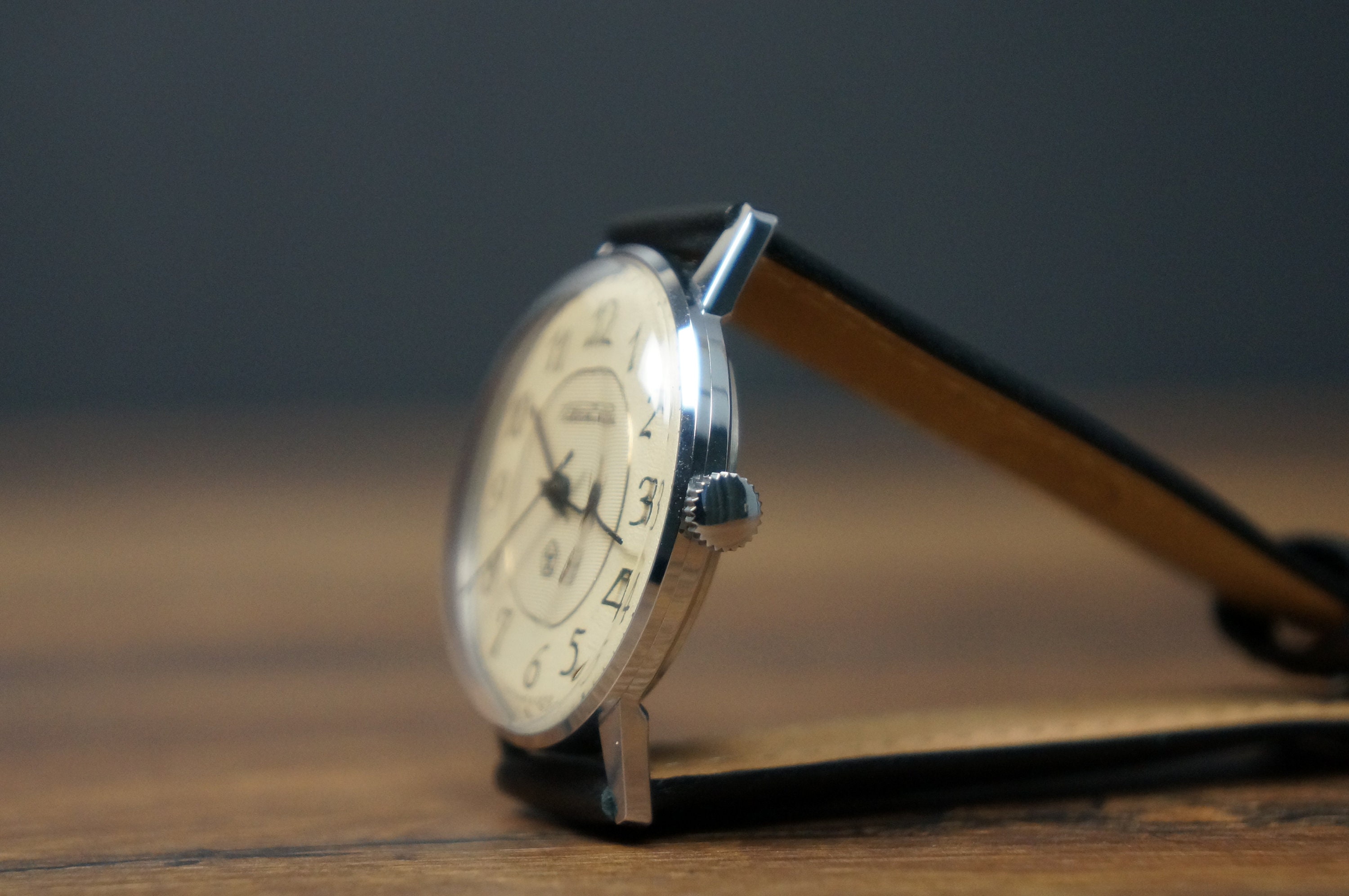 Montre Mécanique Manuelle Raketa Vintage URSS Années 80 - Boîtier 34mm Acier, Bracelet Cuir - 17 Rubis, Antimagnétique