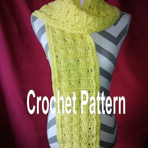 Puede incluir: Una bufanda de crochet de color amarillo brillante con un patrón de punto simple. La bufanda se muestra en un maniquí con un fondo de patrón de chevron gris y blanco. El texto "Crochet Pattern" está escrito en letras blancas debajo de la bufanda.