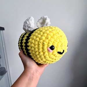 Mama bees: crocheted plush toy of a big bee