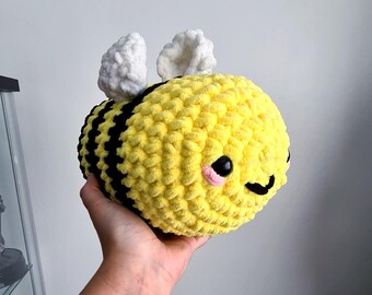 Mama bees: crocheted plush toy of a big bee