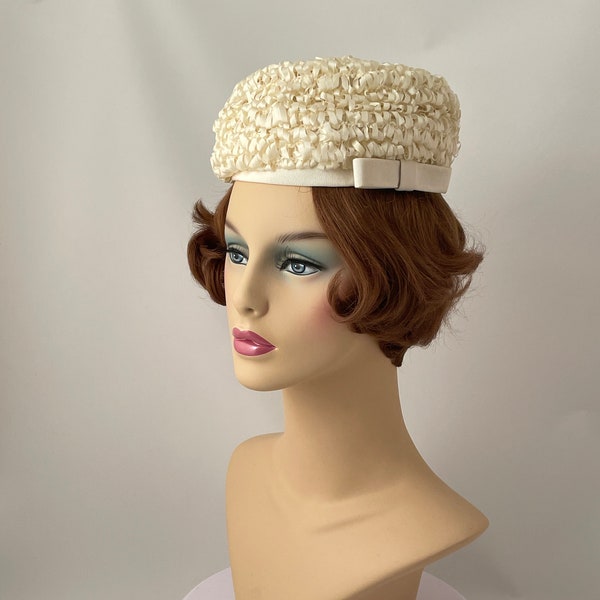 Ladies vintage hat, 1960s hat, 1960s ivory hat, 1960s pillbox hat, retro hat, Mid-century hat, Mrs. Maisel hat, 1960s style, 1960s clothing