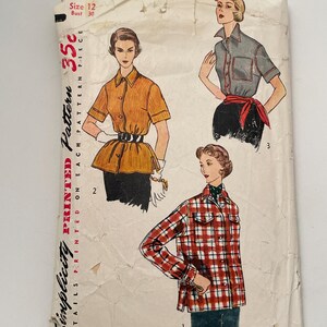 Puede incluir: Un sobre de patrón de costura vintage Simplicity, número 1081, talla 12, busto 30. El frente presenta ilustraciones de tres estilos de camisas: una amarilla con botones, una gris con cuello y faja roja, y una camisa a cuadros rojos y blancos.