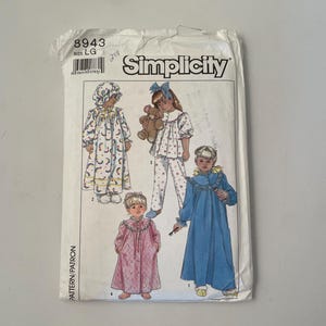 Peut inclure: Une pochette de patron de couture Simplicity, numéro 8943, taille LG. Le devant présente des illustrations de quatre enfants portant divers styles de vêtements de nuit, dont une longue chemise de nuit, un pyjama et une robe de chambre à volants.