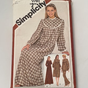 Peut inclure: Une pochette de patron de couture Simplicity 9783 pour taille 12 miss. Le devant présente une chemise de nuit à manches longues à carreaux marron et blancs avec un col garni de dentelle. Des images montrent des variantes dont une robe unie.