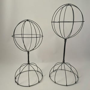 Expositor de alambre para sombreros, de 33 o 40 cm de alto, independiente, para exhibir en tiendas de museos. Ideal para sombreros ligeros.