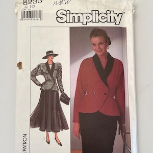 以下が含まれることがあります： サイズ10のSimplicity型紙封筒8233。表面には、黒いショールカラーの赤いブレザーと黒いスカートの写真と、柄物のジャケットとスカートの白黒イラストが掲載されています。