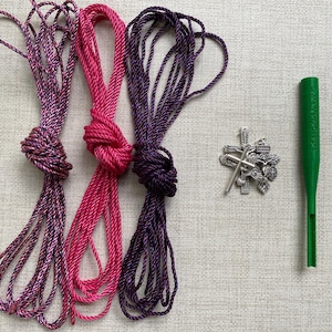 DIY geknoopte rozenkransset met kruisbeeld en bijgewerkt knopenhulpmiddel (# 36 touw - geen instructies) paars en roze