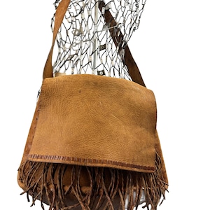 Bolso bandolera de piel marrón natural vintage de los años 70, estilo bohemio, con flecos y múltiples bolsillos, cosido a mano