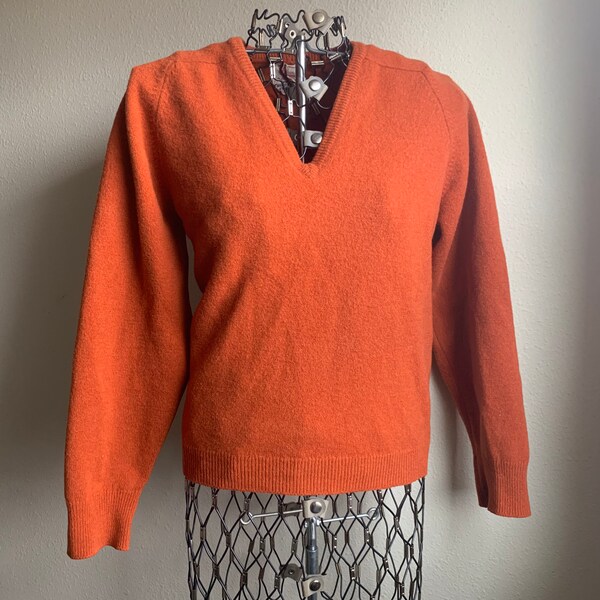 Vintage Wynbrier Bulllock’s by Alan Paine Lamb Wool Orange Rust Sweater Women's Small