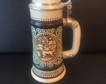 Avon antieke vintage keramische bier stein verzamelbare handgemaakte aardewerk jongen en zijn hond 1978