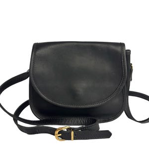 Bolso de mano vintage Coach de piel negra con múltiples bolsillos y correa ajustable para el hombro con cierre de latón