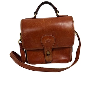 Bolso de mano vintage Coach de cuero marrón con múltiples bolsillos y correa para el hombro con cierre de latón