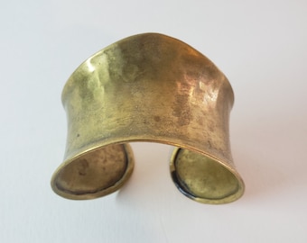 Bransoleta mankietowa z mosiądzu młotkowanego w stylu vintage