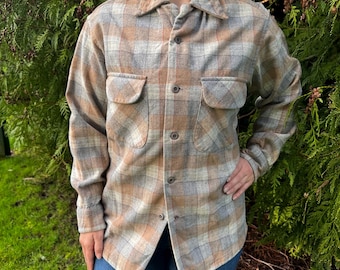 Camisa vintage de lana Pendleton con botones, cuadros azules, tostados y marrones, larga, talla pequeña para hombre y mediana para mujer.