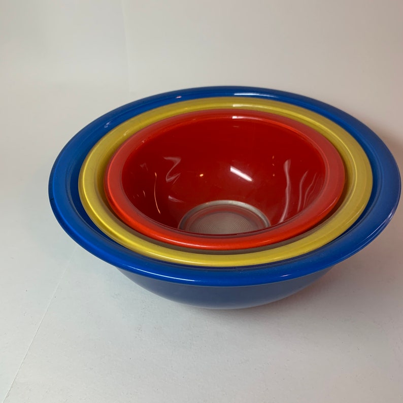 Set of Three Pyrex Glass Mixing Serving Bowls Red Yellow Blue Etsy
