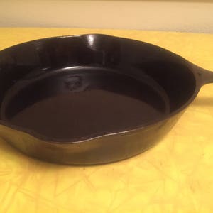 Cast Iron Skillet Pan Griddle Stove to Oven Medium 9.75" Diameter