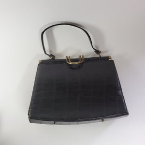 Bolso de mano vintage de piel negra con estampado de cocodrilo, cierre de latón y bolsillo interior con cremallera marrón