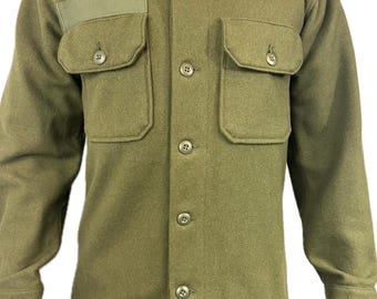 Vintage militair legergroen wollen herenshirt lange mouw dichtgeknoopt klein