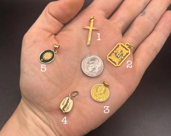 Estate Stackable 18k Gold Mixed Charms Bands- 3/27/26 - LOT HH