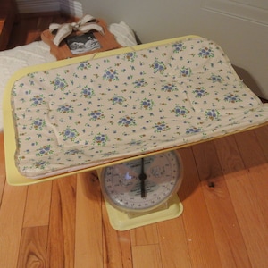 Baby weighing scale - American family - decoration