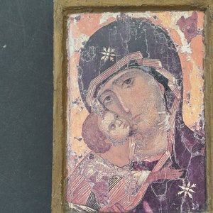 Könnte beinhalten: Ein Vintage-Gemälde in einem Rahmen, das eine Mutter und ein Kind zeigt. Die Mutter trägt eine dunkelblaue und rote Robe, das Kind eine weiße und rote Robe. Das Gemälde ist in einem Holzrahmen mit goldenen Akzenten gefasst.