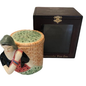 Cup with Mackwoods lid - wooden box - woman carrying a basket