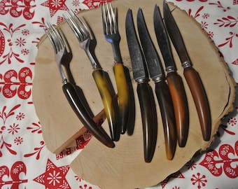 Set knives (4), forks (3) Bakelite handles
