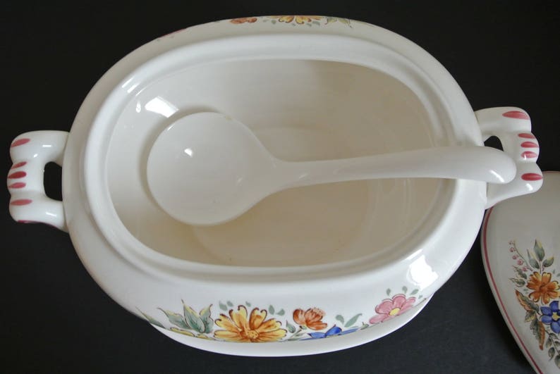 Soupière en porcelaine de bavière présentant une multitude de fleurs colorées, avec des reliefs