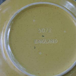 Puede incluir: Un plato de cer&aacute;mica amarillo con un borde marr&oacute;n y el texto "5072 ENGLAND" en la parte inferior.