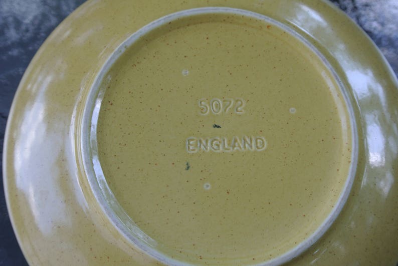 Puede incluir: Un plato de cer&aacute;mica amarillo con un borde marr&oacute;n y el texto "5072 ENGLAND" en la parte inferior.
