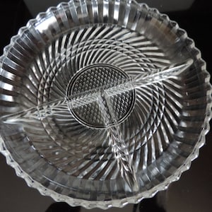 Peut inclure: Un plat de service en verre transparent avec quatre sections. Le plat a un motif décoratif en forme de diamant.