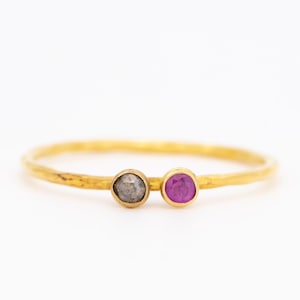 Anillo apilable de oro macizo de 18 quilates con rubí y diamantes sal y pimienta engastados en bisel, textura martillada, delicado anillo apilable, regalo de San Valentín R6592