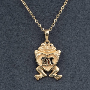 14K Gold Vintage Frosch Anhänger mit beweglichen Beinen aus Emaille Anfangsbuchstaben M? Nette baumelnde gegliederte Schmucksachen V1241