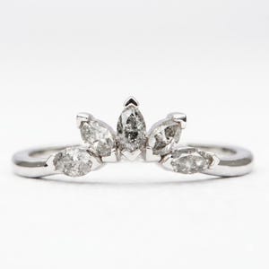 Anel Coroa com Cinco Diamantes Sal e Pimenta em Formato de Marquise, Aliança de Casamento em Ouro Branco 14K, Anéis Empilháveis com Contorno Curvo em Formato de Raio de Sol, Tiara AD1881