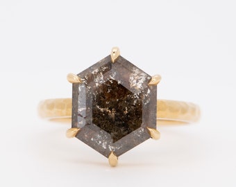 2.55ct Hexagon Salz und Pfeffer Diamant Solitär Ring mit gehämmertem Band 14K Gold Verlobungsring OOAK Alternative Braut Geschenk für Sie R6559