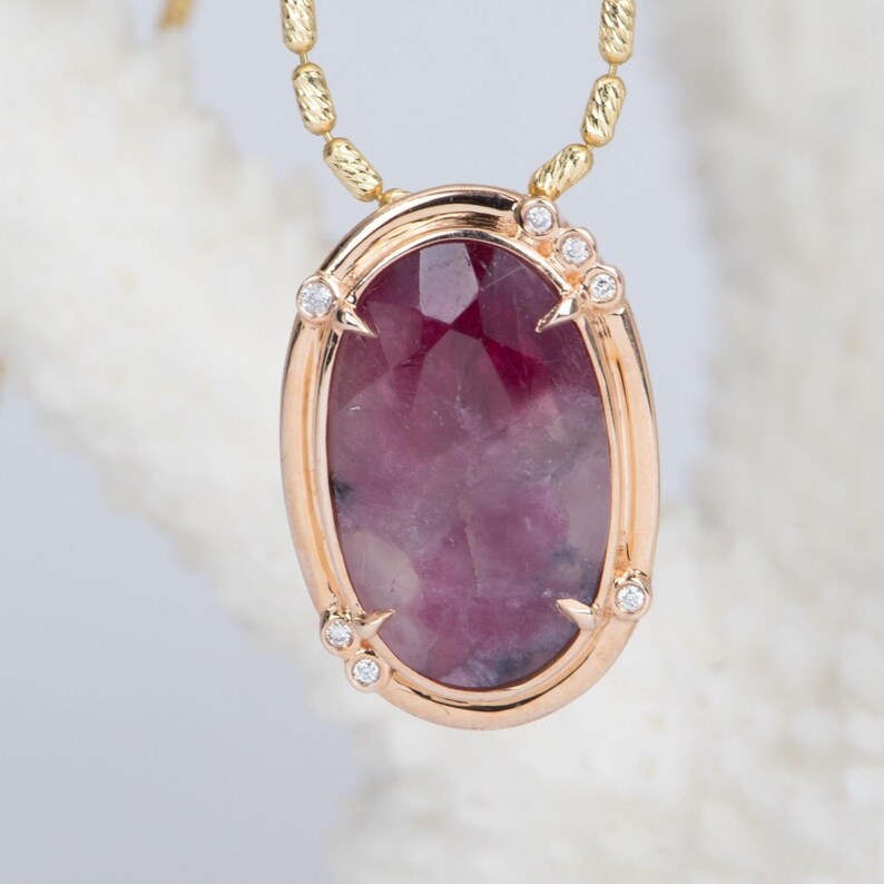 Pingente rústico de rubi natural de 4,54 ct com detalhes em diamante, lapidação rosa, inclusão interessante, joia conversível para usar de várias maneiras R4387 imagem 2